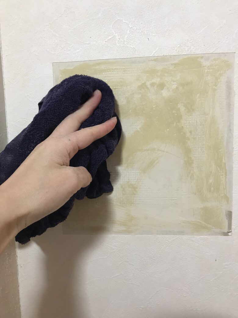 ヤスリがけ後に粉をタオルで拭く