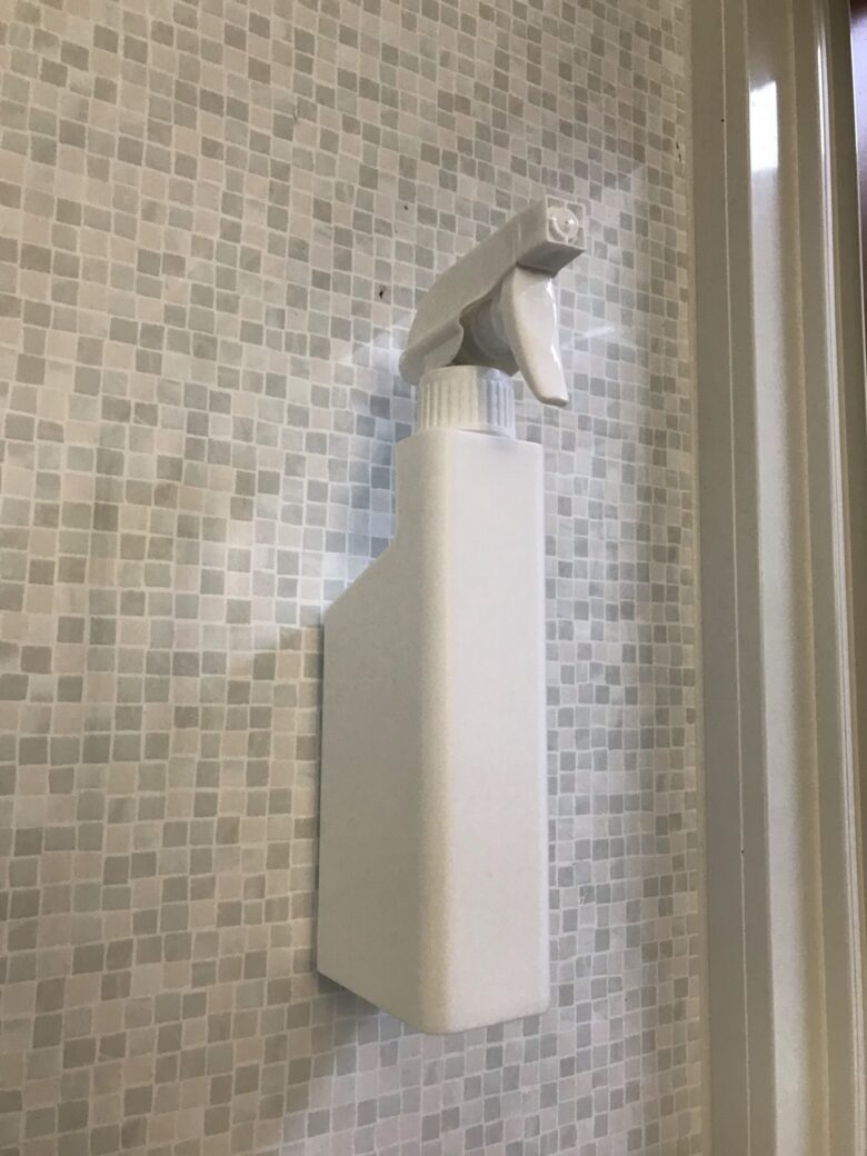 ボトルを浴室の壁に付ける