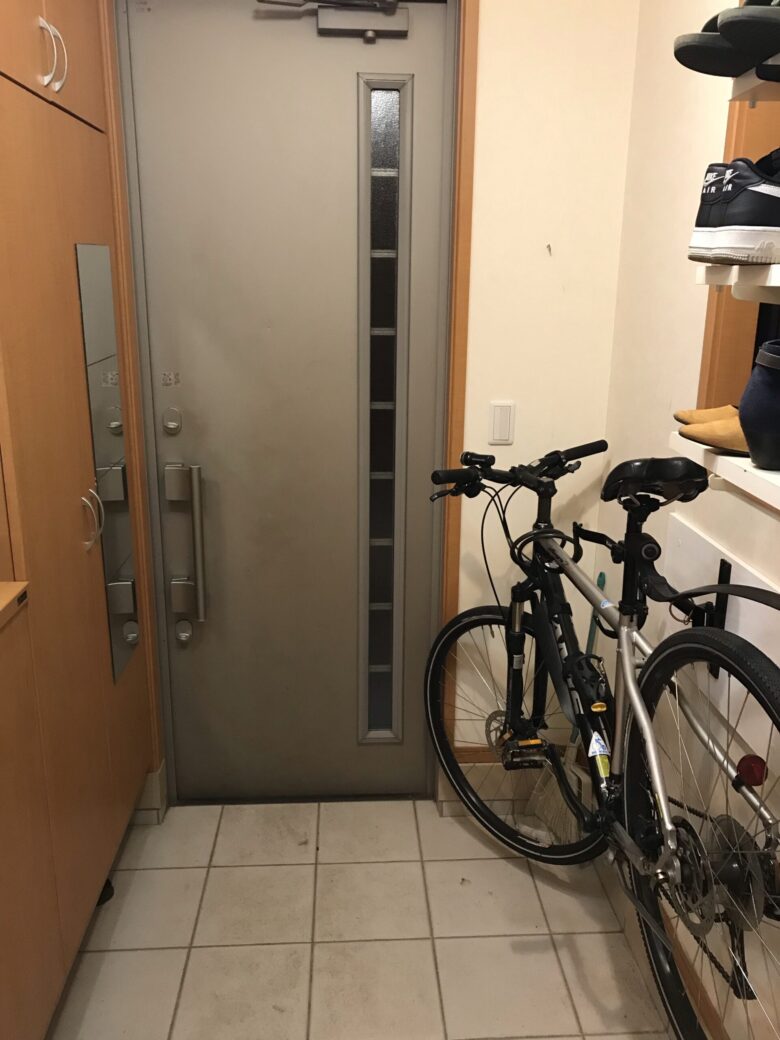 狭い玄関に自転車収納